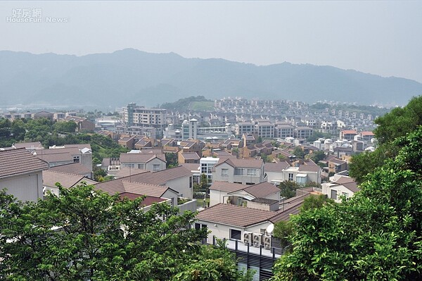新北市新店區房價很硬!電梯大樓出現築底之姿。(好房網資料中心)