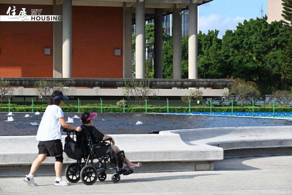 因應高齡化及長照需求增加,私人捐贈土地供符合規定的長照機構使用,符合相關要件可申請免徵土地增值稅。照護示意圖