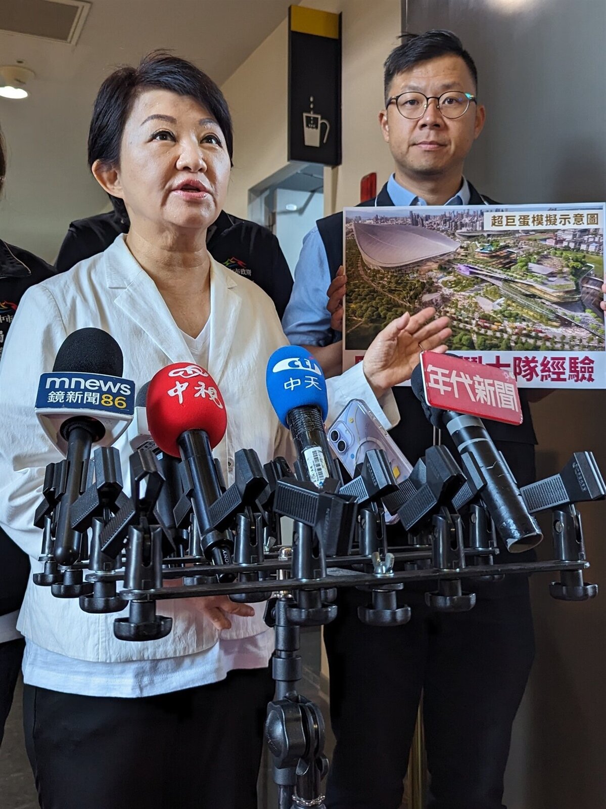 台中市長盧秀燕(左)指出,超巨蛋簽約後就能投入設計、設計完施工,預計四年多後就能夠完工。記者陳敬丰/攝影