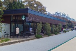 大濠公園內還有一處是網友公認日本少數幾處值得探訪的星巴克。買杯咖啡坐在門口的戶外座位區中，可以在此欣賞風景小憩一下。