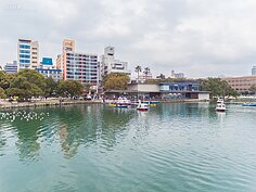 逛了一圈體力還夠，也可以搭乘腳踏船遊湖。