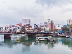 在福岡除了吃有名的拉麵外，還有一個地方值得一逛並體驗日本庶民生活，那就是鼎鼎有名晚上才營業的「中洲屋台」。中洲屋台位於福岡運河邊，每當日暮低垂萬家燈火亮起來時，就是屋台最熱鬧的時候。