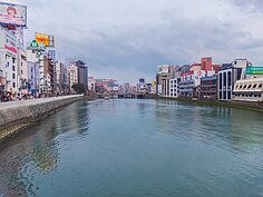 在屋台還沒營業前，也可慢慢沿著種滿櫻花的運河散步。若是預算足夠也可以搭船遊運河。