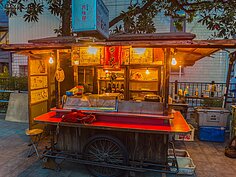 暈黃的燈光搭配拉麵的香氣，充滿日本傳統風味。