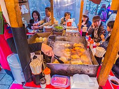 不過在屋台用餐，就別介意場地小位子擠，冬天大夥擠在一起也頗為溫暖。