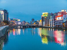 酒足飯飽後也別急著走，運河兩旁的夜景也十分值得流連。