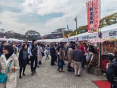 賞櫻熱潮的假日，若是時間對運氣好，在福岡城跡的公園中還有一大片的園遊會可以逛，這裡有吃有玩還有得買。