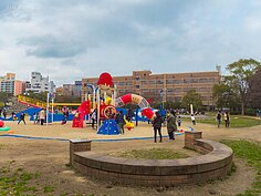 有帶小朋友的人還可以到公園內免費的兒童遊戲區發洩精力。