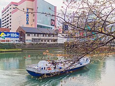 預算足夠也可以搭船遊運河。