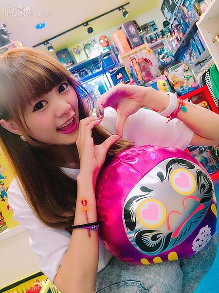 1.目前為專職模特兒、舞者、Showgirl的短短,自曝因為太愛玩具,決定開一間店以滿足自己的「玩具癮」!