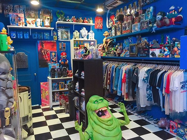 4.店內走隨性美式風,客人一走進門目光即會被各種經典電影老玩具給抓住,短短覺得這區是電影牆的概念。