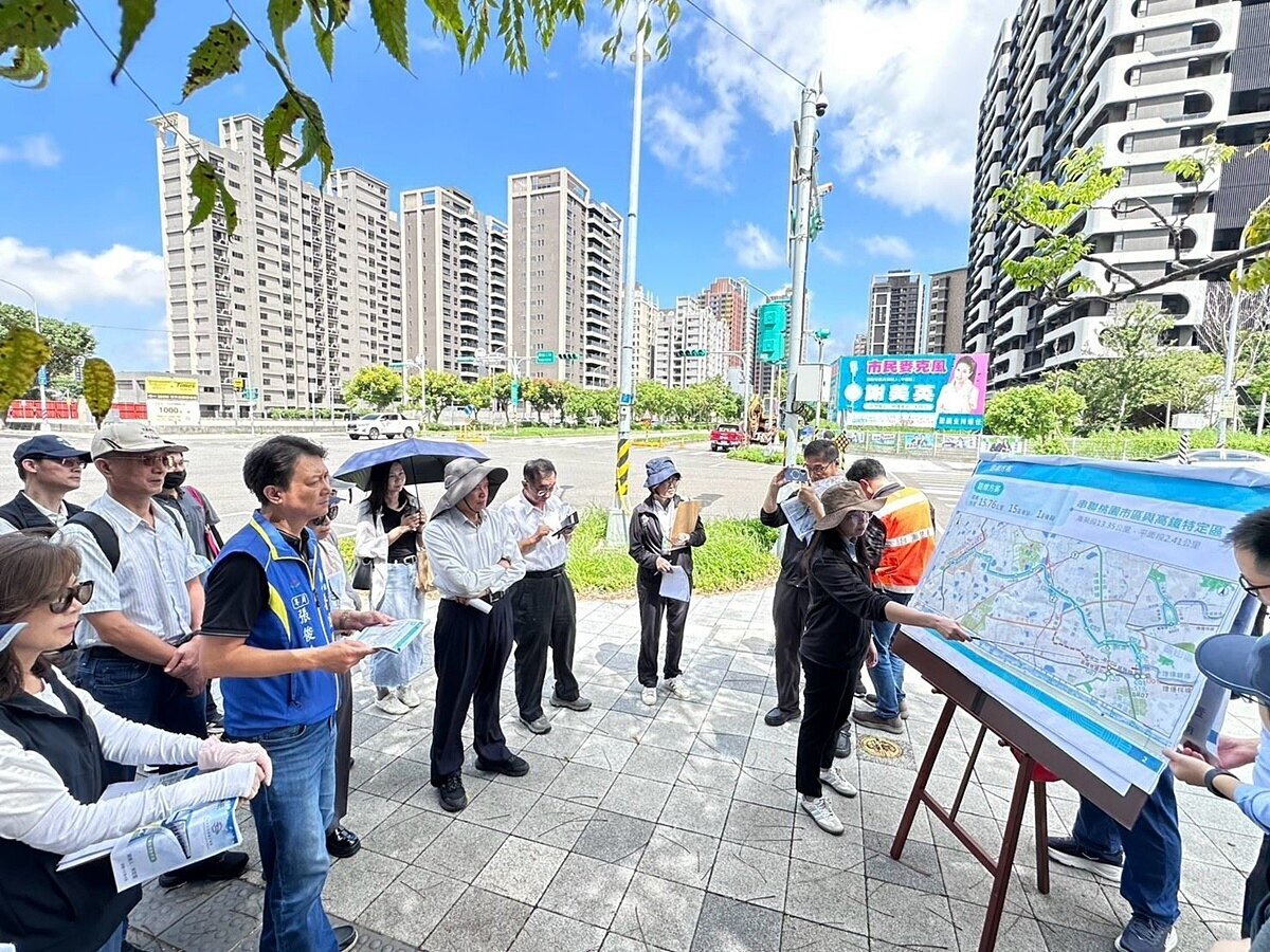交通部鐵道局近日邀集行政院工程會、交通部與桃園市政府等辦理現地會勘,實地瞭解青線沿線路廊、場站規劃及重要轉乘節點。圖/桃園市政府捷運局提供