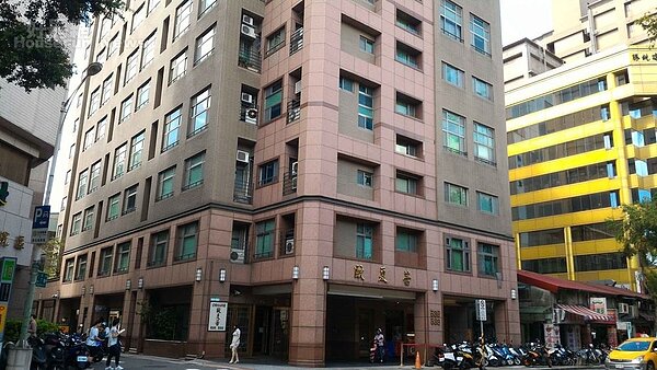 2「歐夏蕾」坐落在民權東路、林森北路口,外觀新穎。