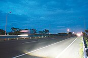 台82線快速路路燈入夜「放閃」　居民譏像舞廳