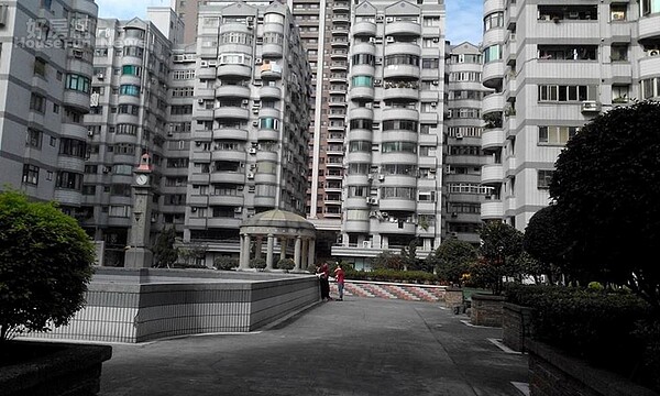 4. 社區由12棟大樓組成,擁有廣大的中庭花園。