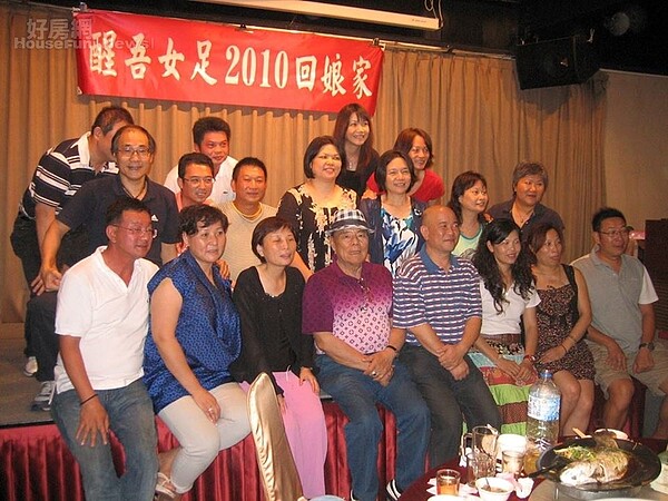 2. 醒吾女足2010年回娘家活動,張明賢與發哥都有參與。