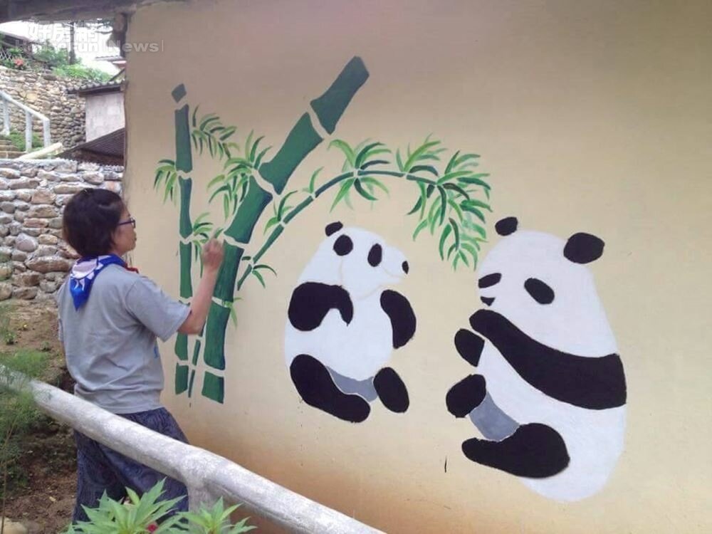 6. 吳淑丸到泰北邊界的密窩村,幫當地人家彩繪牆壁。