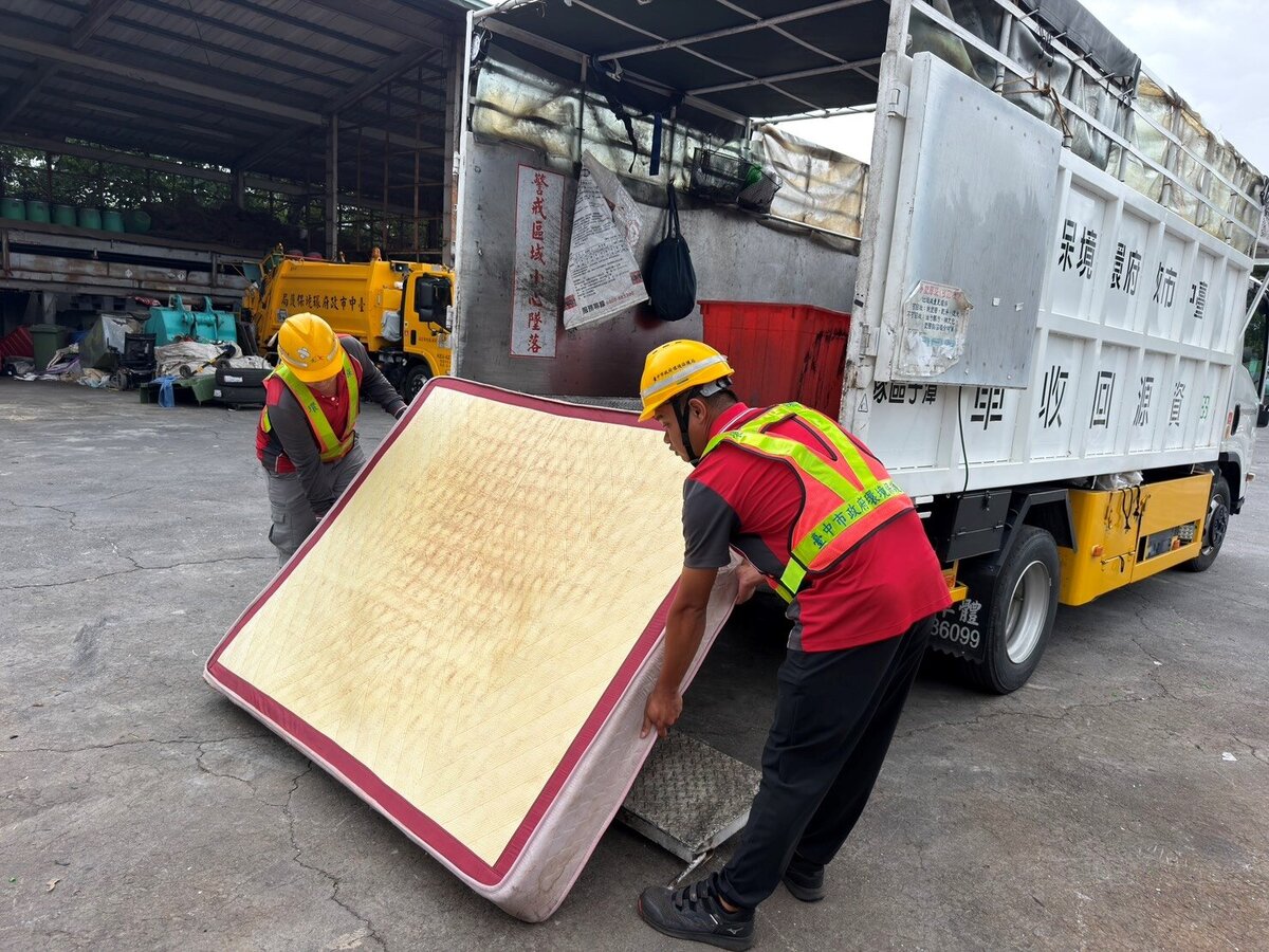 台中市受廢鐵回收行情低迷及後端處理量能影響，今年上半年廢床墊處理量一度降至每月約3,000床。圖／台中市政府環境保護局提供