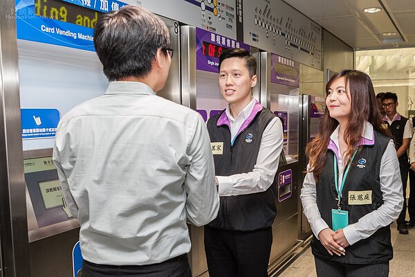 協助旅客購票情境。(好房網News記者張聖奕/攝影)