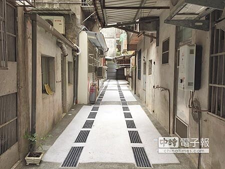 大溪一心里為桃園市水務局「配合汙水下水道用戶接管後巷環境改造工程」示範區,原先堆滿垃圾的後巷成為乾淨的巷道。(賴佑維攝)