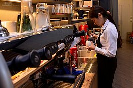 走入吧檯一看各式飲料、餐點，服務人員都訓練有素的準備中