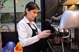 接待人員熟練地使用著義式咖啡機