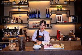 各類甜點、美食、飲料，漂亮又專業的餐飲服務，讓人感覺這就是間專業的西餐廳或咖啡廳