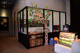 吧檯旁有個可愛的小房間