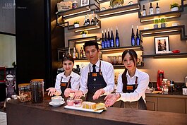 訓練有素的服務人員們，都帶著充滿笑容的態度面對來店客戶