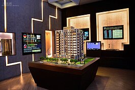 最後再往內一看，才驚覺這根本是接待中心，難怪服務人員都說餐廳只招待不販售，所以菜單根本沒有價格；模型屋後面有著此案的各種介紹