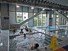 冬天可以泡熱水池讓民眾放鬆聊天