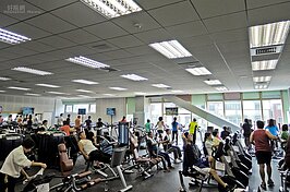 時下流行的健身房這裡也不少，各種器材應有盡有