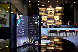 菜單上除了咖啡、甜點，也有許多中式餐點，其中鼎泰豐的牛肉麵與小籠包、蒸餃讓人覺得十分特別，同時也有哈根德斯的冰淇淋也十分吸引人，但奇怪的是...裡面根本沒有價目表