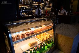 吧檯旁各式西點蛋糕都應有盡有