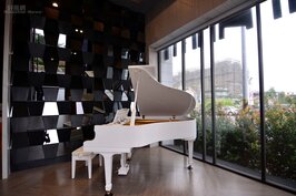 大廳旁的鋼琴擺設並非只是模型，若來店客人有學過，隨興想來場演奏會，也可以坐下彈奏