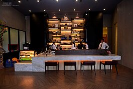 吧台內有許多專業的服務人員