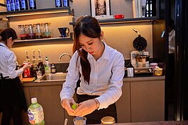 各式調飲也難不倒，專業與專注的神情都可從旁觀察到