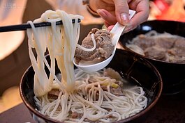 鼎泰豐的牛肉麵早已享譽國際，在這邊也可以吃的到
