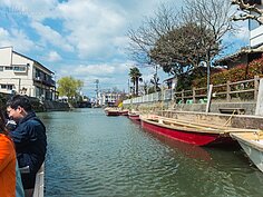 船夫吆喝一聲，遊船就這樣緩緩地駛出碼頭，開始精彩的遊船行程。