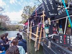 在途中船夫還會停靠在小銷售店讓遊客買點零食邊欣賞風景邊享用。
