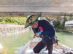 遊船行程最好玩的就是遇到矮橋就一定要低頭彎腰，要不然頭部很有可能撞到橋身。