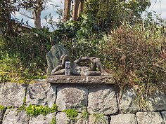 河童石像就在岸邊，還有人放上一罐啤酒更顯得逗趣。