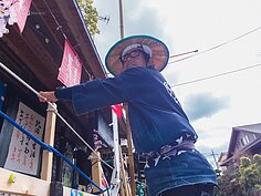 船夫很努力的穩住船身。