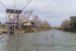 傳統固定網捕漁法在柳川上也看得到。