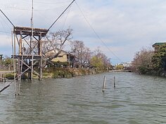 傳統固定網捕漁法在柳川上也看得到。