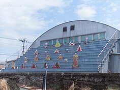 每年三月三日是日本女兒節，柳川旁都會設立一組超大型的女兒節人型娃娃擺飾來慶祝這個節日。