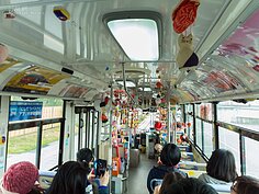 公車上也看得到女兒節裝飾。