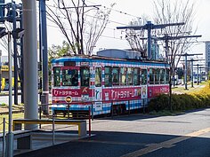 熊本地面電車其中一站就在JR熊本站前，建議搭此電車前往熊本城。若打算一天都搭著地面電車遊覽的話，可買一日券較為省錢。
