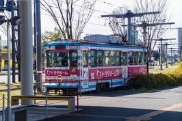 熊本地面電車其中一站就在JR熊本站前，建議搭此電車前往熊本城。若打算一天都搭著地面電車遊覽的話，可買一日券較為省錢。