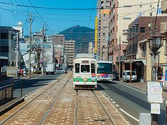 熊本地面電車為共用路權的設計，因此在車輛行駛中不時可看到汽車或機車穿越軌道，甚至在軌道上行駛一段距離。